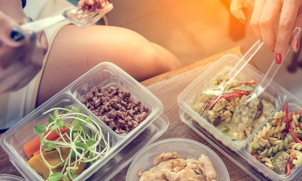 Δείτε τι κινδύνους διατρέχετε όταν βάζετε το φαγητό σε τάπερ